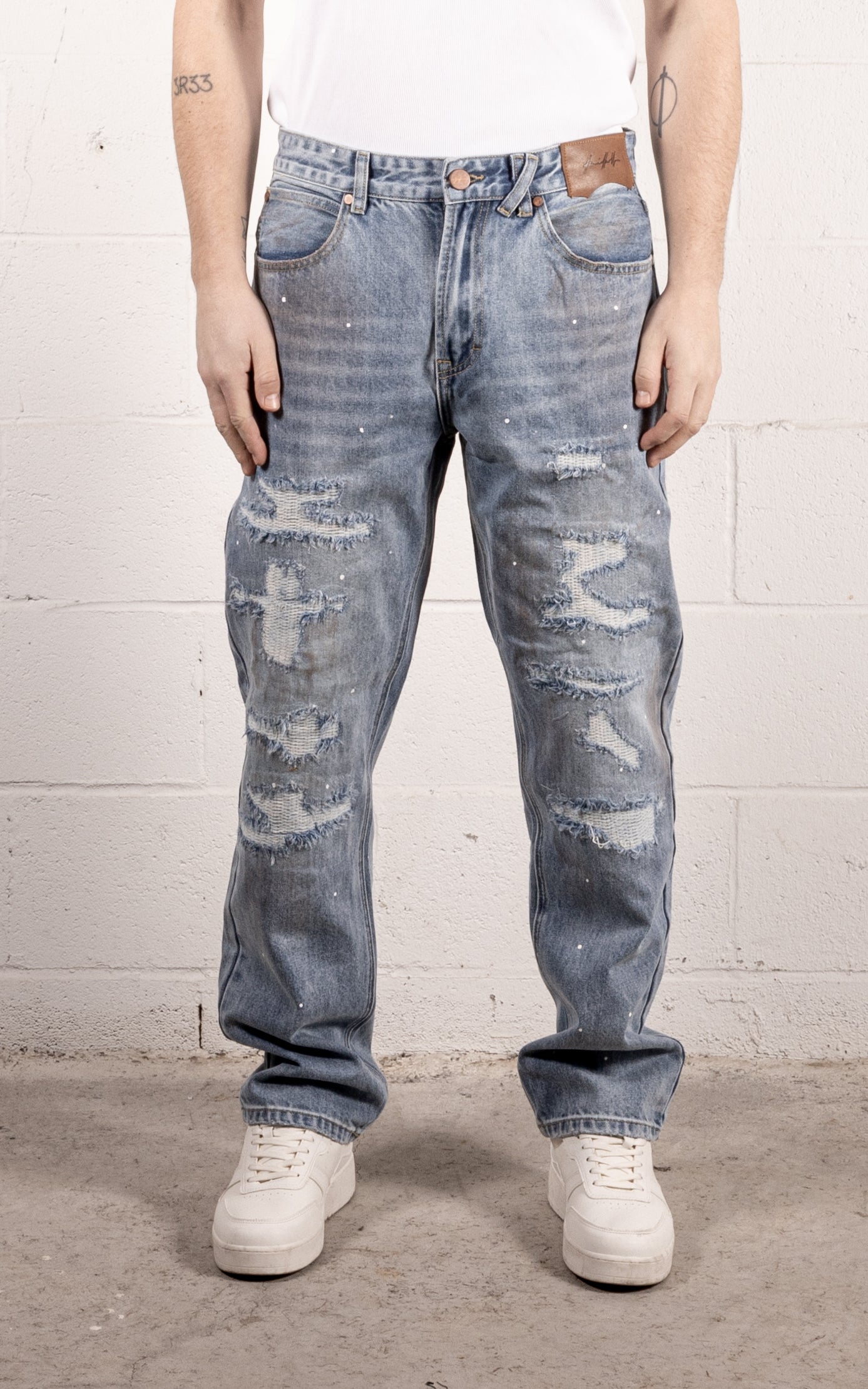 [#211] : Straight Fit Denim - Distressed Blue - 32