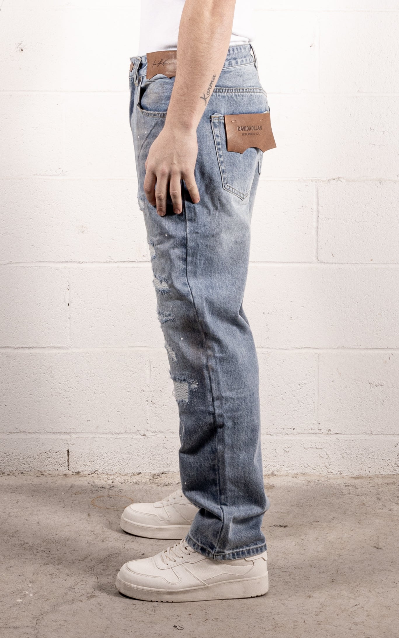 [#211] : Straight Fit Denim - Distressed Blue - 32
