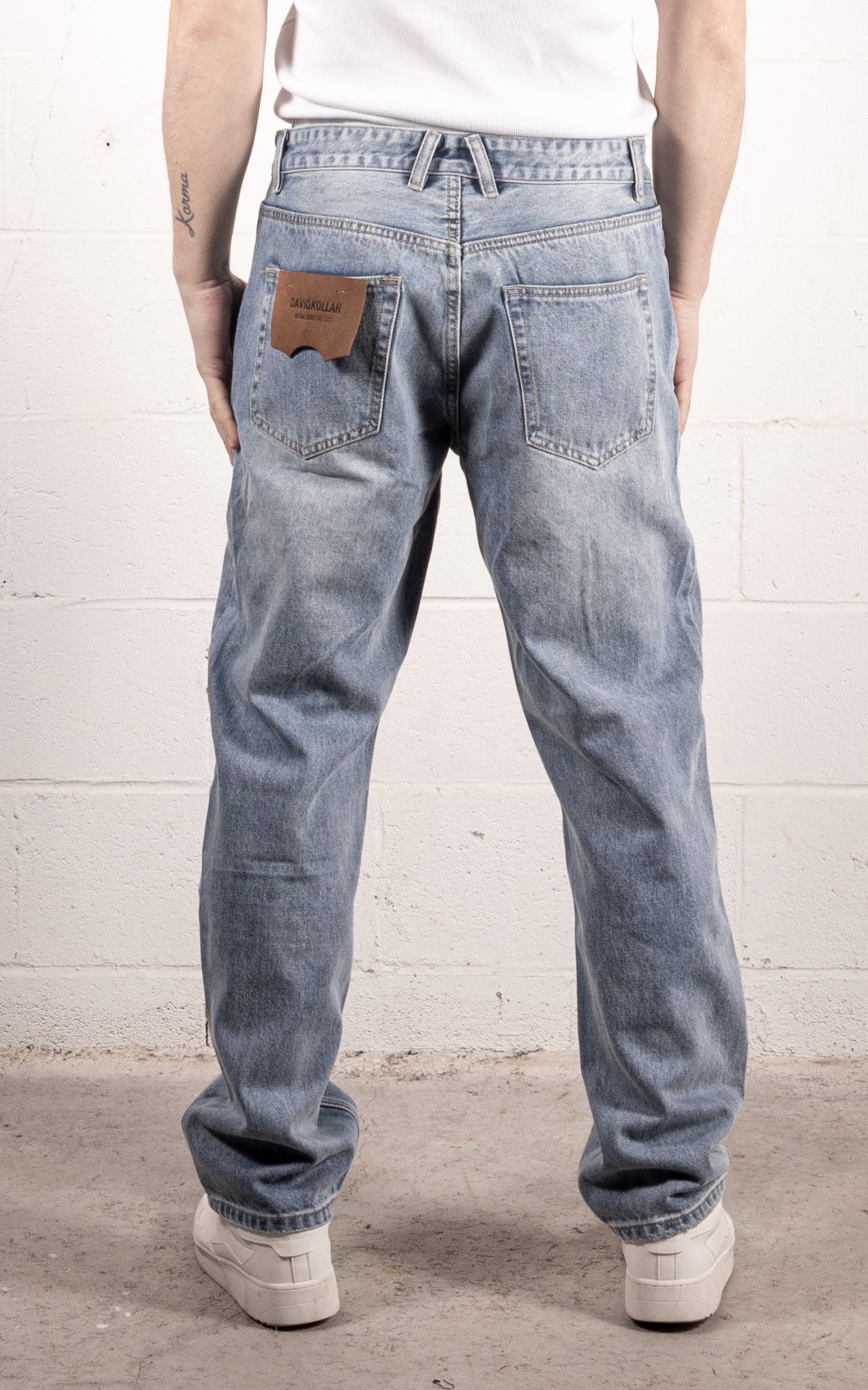 [#211] : Straight Fit Denim - Distressed Blue - 32