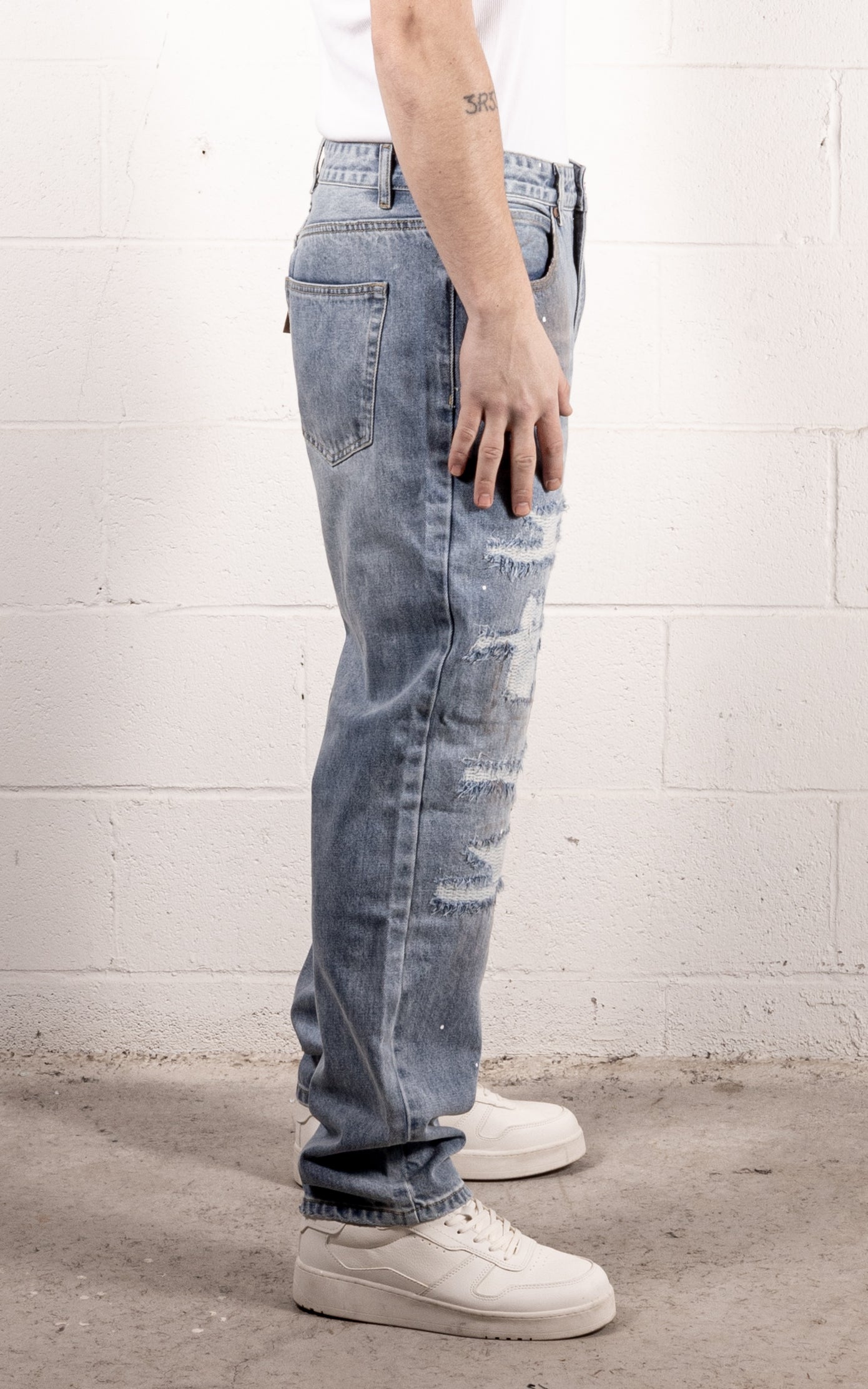 [#211] : Straight Fit Denim - Distressed Blue - 32