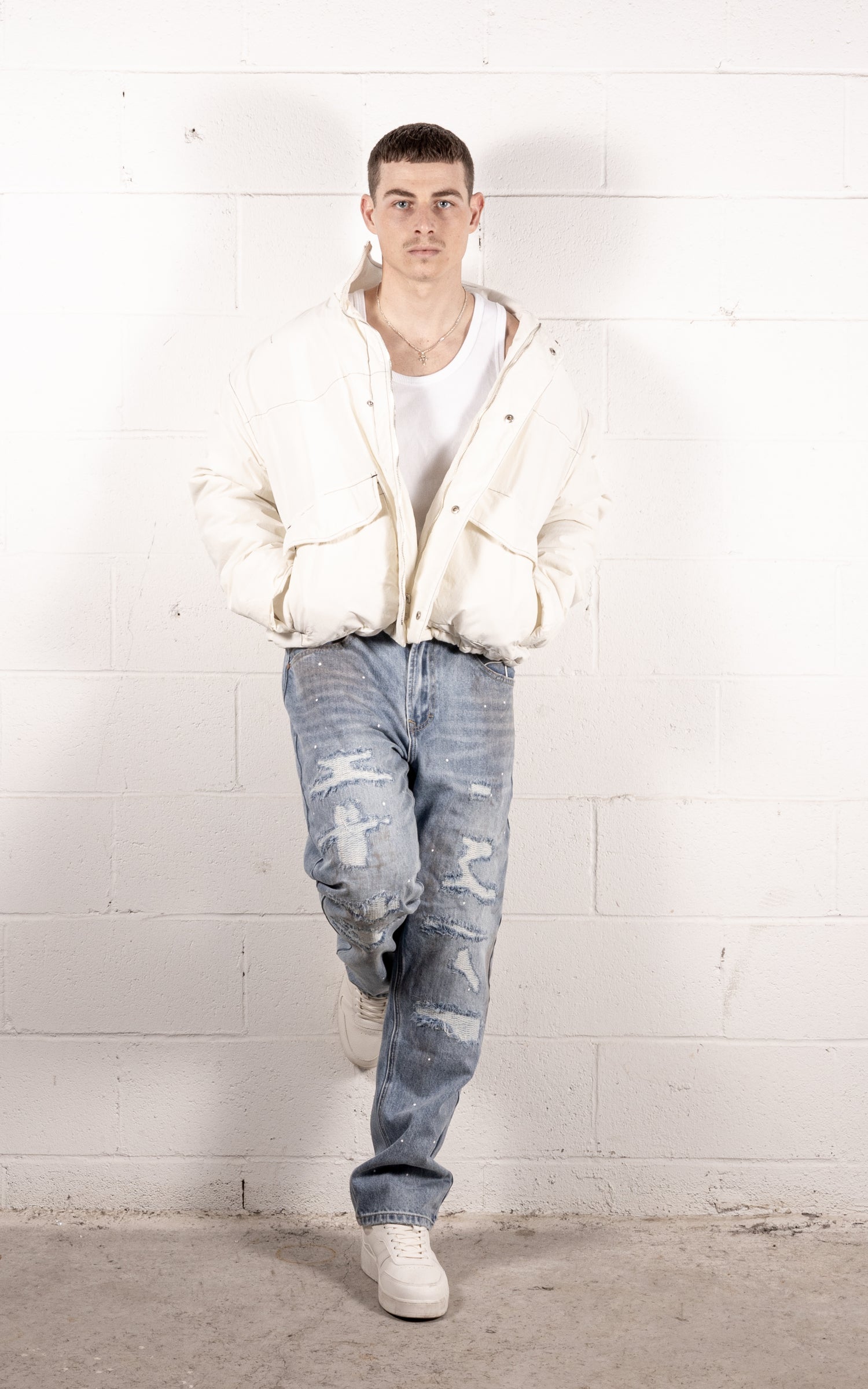 [#211] : Straight Fit Denim - Distressed Blue - 32